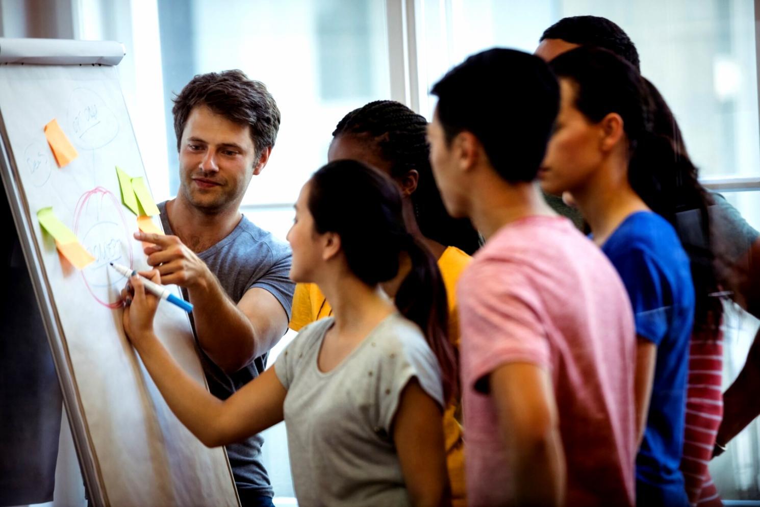 Comunidad de emprendedores en sesión de trabajo colaborativo